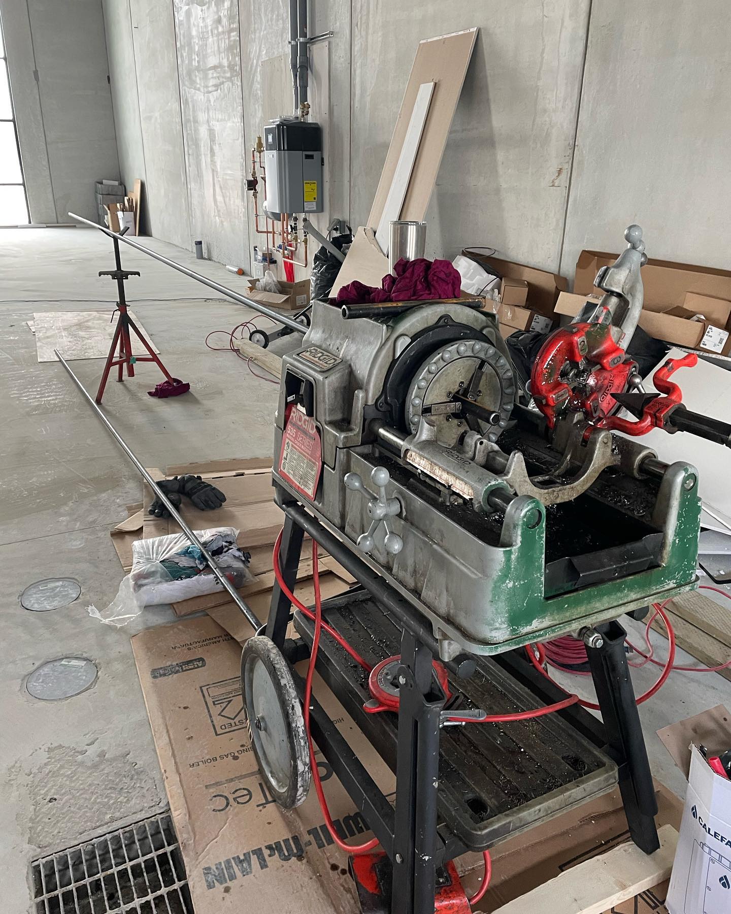 Professional gas pipe threading for custom installation